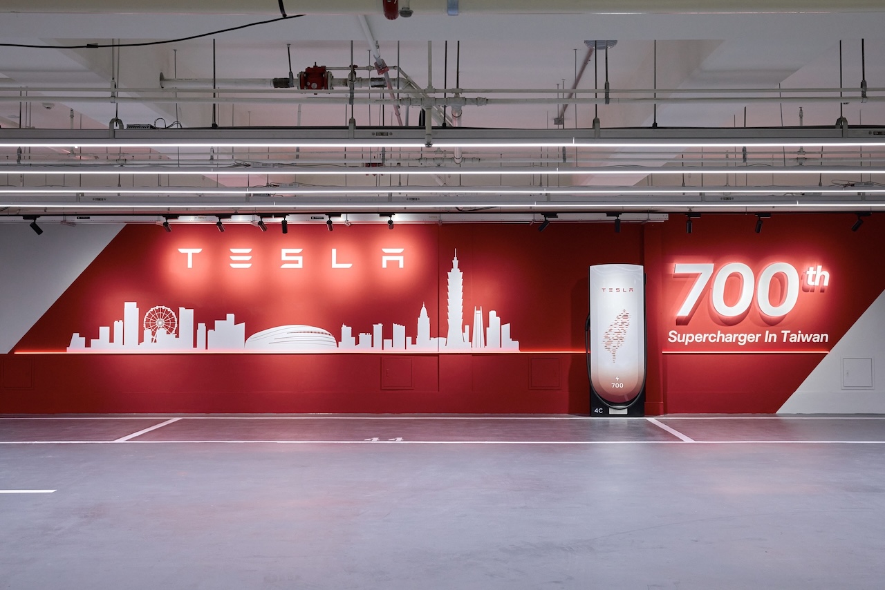 圖說：台灣第 700 支特別款超級充電座，背景佐以台北市天際線設計，慶祝 Tesla 在台超充建置全新里程碑。